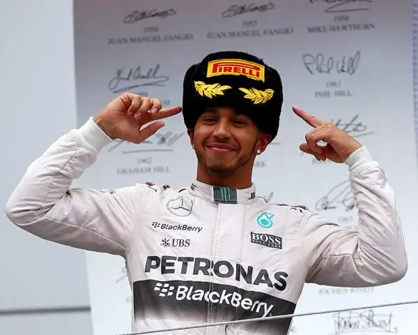 Hamilton trionfa anche sul Sochi International Street Circuit nel Gran Premio di Russia ed incrementa il proprio vantaggio sui diretti inseguitori in classifica.