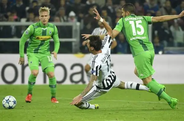 Dominguez 4: commette un errore dilettantistico, andrebbe espulso ma viene graziato dall’arbitro. Maldestro in area su Mandzukic ma se la cava anche lì.