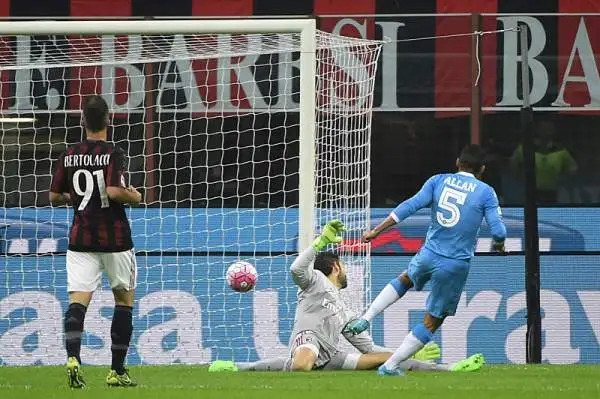 Grandissima vittoria del Napoli in casa del Milan con due gol di Insigne, uno di Allan e un'autorete di Rodrigo Eli! Insigne e Higuain hanno giocato una partita pazzesca, un po' come tutti gli azzurri