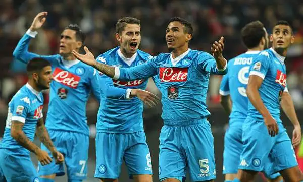 Grandissima vittoria del Napoli in casa del Milan con due gol di Insigne, uno di Allan e un'autorete di Rodrigo Eli! Insigne e Higuain hanno giocato una partita pazzesca, un po' come tutti gli azzurri