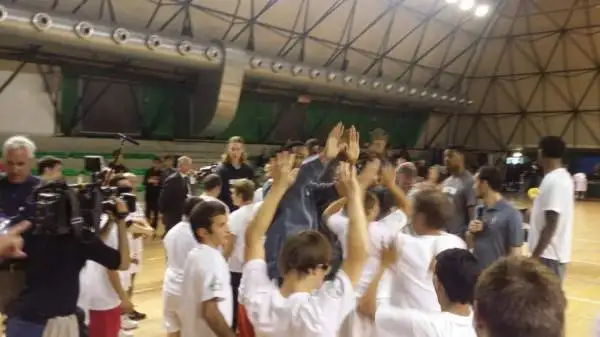 In attesa della partita contro l'Olimpia valida per gli NBA Global Games, i giocatori dei Boston Celtics e la leggenda Brian Shaw hanno partecipato a clinic di pallacanestro.