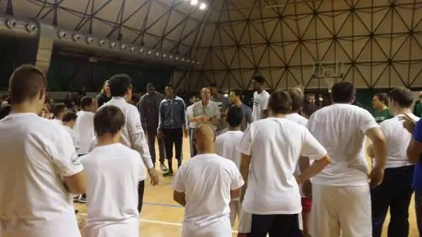 In attesa della partita contro l'Olimpia valida per gli NBA Global Games, i giocatori dei Boston Celtics e la leggenda Brian Shaw hanno partecipato a clinic di pallacanestro.