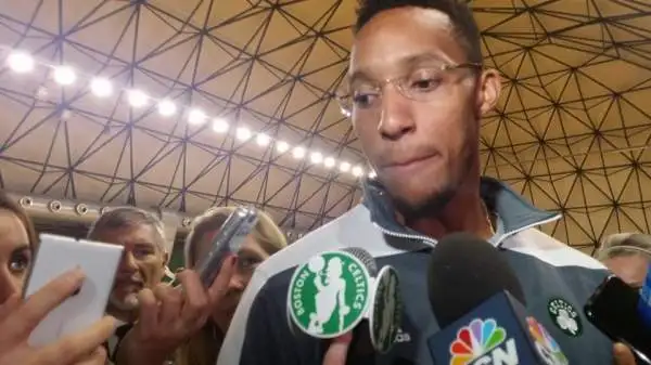 In attesa della partita contro l'Olimpia valida per gli NBA Global Games, i giocatori dei Boston Celtics e la leggenda Brian Shaw hanno partecipato a clinic di pallacanestro.