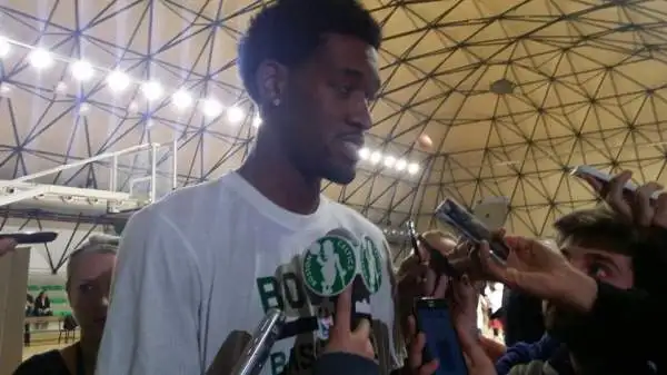 In attesa della partita contro l'Olimpia valida per gli NBA Global Games, i giocatori dei Boston Celtics e la leggenda Brian Shaw hanno partecipato a clinic di pallacanestro.