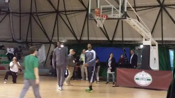 In attesa della partita contro l'Olimpia valida per gli NBA Global Games, i giocatori dei Boston Celtics e la leggenda Brian Shaw hanno partecipato a clinic di pallacanestro.