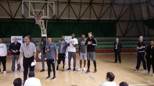 In attesa della partita contro l'Olimpia valida per gli NBA Global Games, i giocatori dei Boston Celtics e la leggenda Brian Shaw hanno partecipato a clinic di pallacanestro.