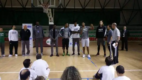 In attesa della partita contro l'Olimpia valida per gli NBA Global Games, i giocatori dei Boston Celtics e la leggenda Brian Shaw hanno partecipato a clinic di pallacanestro.
