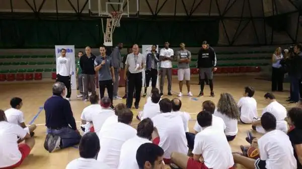 In attesa della partita contro l'Olimpia valida per gli NBA Global Games, i giocatori dei Boston Celtics e la leggenda Brian Shaw hanno partecipato a clinic di pallacanestro.