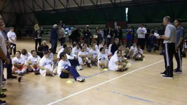 In attesa della partita contro l'Olimpia valida per gli NBA Global Games, i giocatori dei Boston Celtics e la leggenda Brian Shaw hanno partecipato a clinic di pallacanestro.