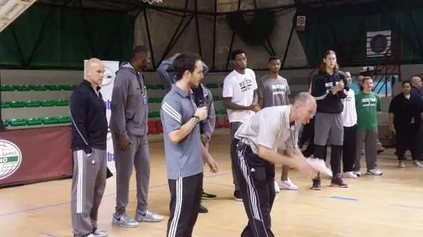 In attesa della partita contro l'Olimpia valida per gli NBA Global Games, i giocatori dei Boston Celtics e la leggenda Brian Shaw hanno partecipato a clinic di pallacanestro.