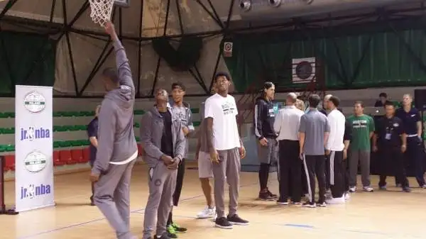 In attesa della partita contro l'Olimpia valida per gli NBA Global Games, i giocatori dei Boston Celtics e la leggenda Brian Shaw hanno partecipato a clinic di pallacanestro.