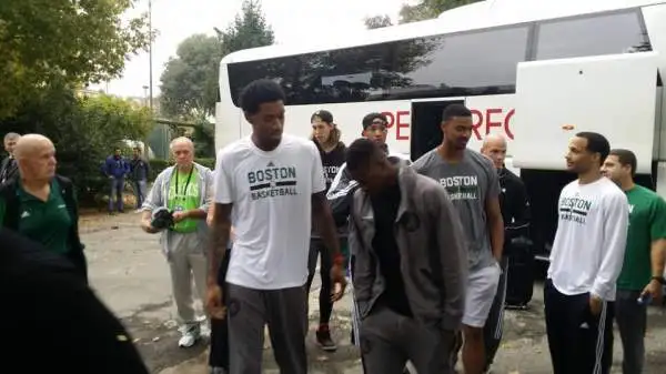 In attesa della partita contro l'Olimpia valida per gli NBA Global Games, i giocatori dei Boston Celtics e la leggenda Brian Shaw hanno partecipato a clinic di pallacanestro.