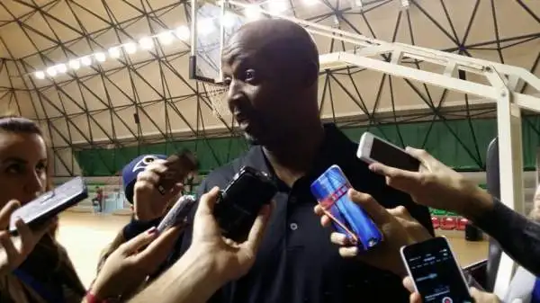 In attesa della partita contro l'Olimpia valida per gli NBA Global Games, i giocatori dei Boston Celtics e la leggenda Brian Shaw hanno partecipato a clinic di pallacanestro.