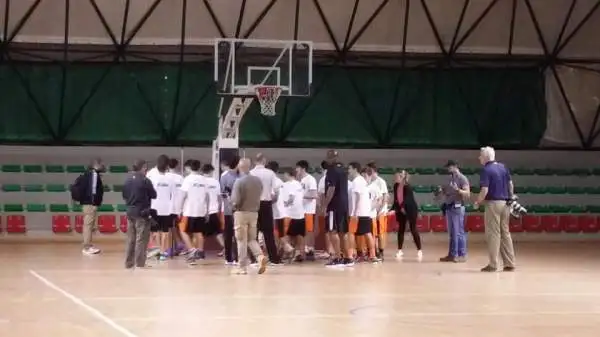 In attesa della partita contro l'Olimpia valida per gli NBA Global Games, i giocatori dei Boston Celtics e la leggenda Brian Shaw hanno partecipato a clinic di pallacanestro.