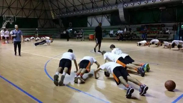 In attesa della partita contro l'Olimpia valida per gli NBA Global Games, i giocatori dei Boston Celtics e la leggenda Brian Shaw hanno partecipato a clinic di pallacanestro.