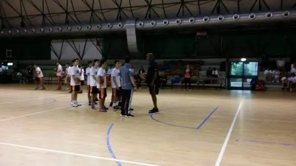 In attesa della partita contro l'Olimpia valida per gli NBA Global Games, i giocatori dei Boston Celtics e la leggenda Brian Shaw hanno partecipato a clinic di pallacanestro.