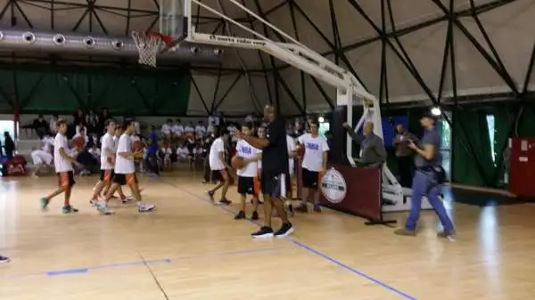 In attesa della partita contro l'Olimpia valida per gli NBA Global Games, i giocatori dei Boston Celtics e la leggenda Brian Shaw hanno partecipato a clinic di pallacanestro.