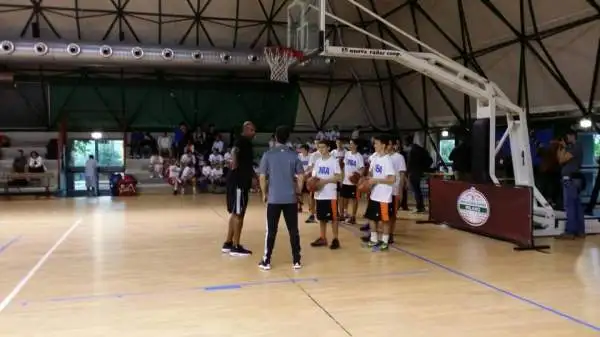 In attesa della partita contro l'Olimpia valida per gli NBA Global Games, i giocatori dei Boston Celtics e la leggenda Brian Shaw hanno partecipato a clinic di pallacanestro.