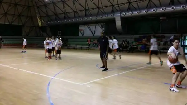 In attesa della partita contro l'Olimpia valida per gli NBA Global Games, i giocatori dei Boston Celtics e la leggenda Brian Shaw hanno partecipato a clinic di pallacanestro.