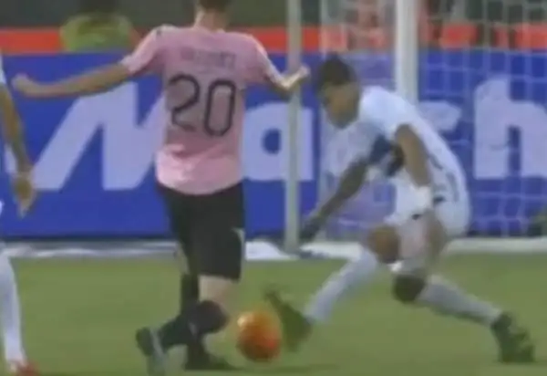 Rosso dubbio a Murillo nel secondo tempo di Palermo-Inter, sul risultato di 1-1.