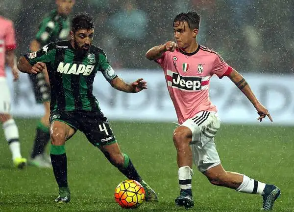 Serata da dimenticare per la Juventus, che dopo aver subito il decisivo gol di Sansone è rimasta in dieci in casa del Sassuolo, doppio giallo a Chiellini, e non ha saputo reagire.