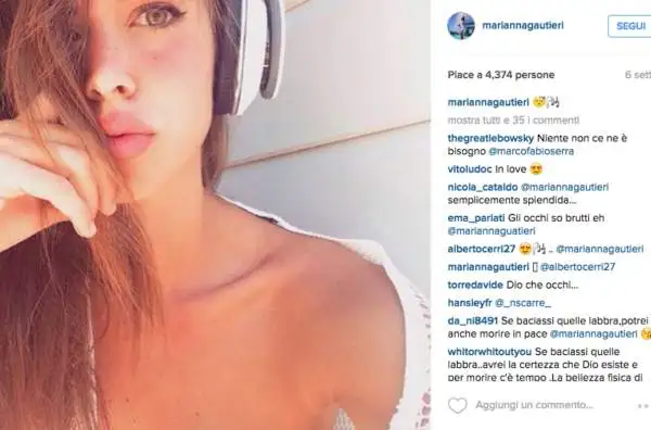 Non ha mai pensato di intraprendere la carriera di calciatrice, ma ama il calcio e guarda parecchie partite in tv.