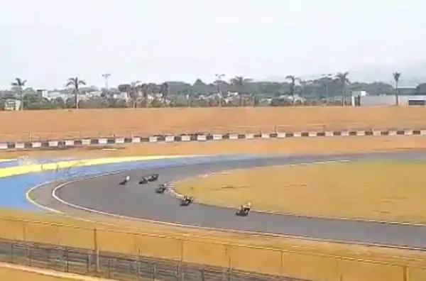 Il centauro ha perso il controllo della sua moto mentre stava per affrontare un curvone veloce ed è andato a sbattere violentissimamente contro le protezioni.