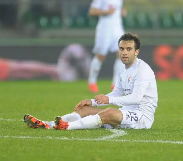 Fiorentina corsara al Bentegodi grazie ad un autorete di Rafa Marquez ed un gol di Kalinic nella ripresa.