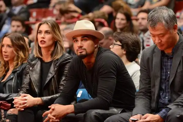 Tanti i personaggi famosi presenti al Forum di Assago per il match tra Olimpia Milano e Boston Celtics: Melissa Satta e Kevin Prince Boateng.
