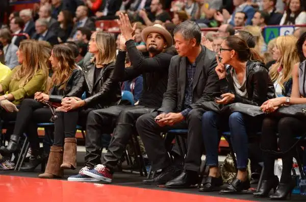 Tanti i personaggi famosi presenti al Forum di Assago per il match tra Olimpia Milano e Boston Celtics: Melissa Satta e Kevin Prince Boateng.