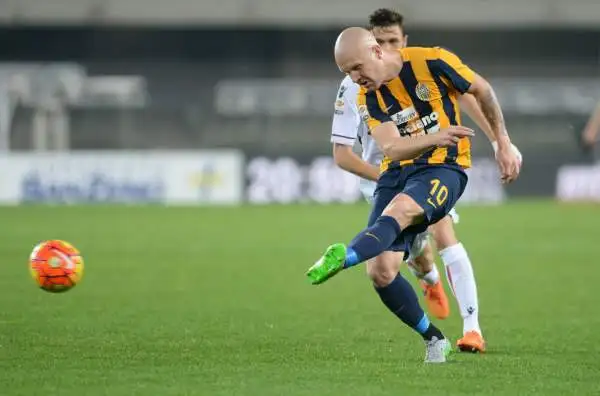 Verona-Bologna 0-2. Hallfredsson 5. Dove è finito l'islandese che faceva la differenza lo scorso anno? Non si sa, ma quello in campo è il suo gemello scarso.