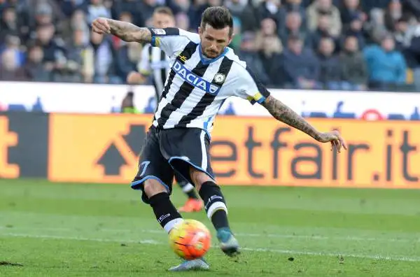 Udinese-Sampdoria 1-0. Thereau 6,5. Si inventa l'assist al bacio per la rete di Badu. Colantuono si aggrappa alla sua inventiva in attacco.