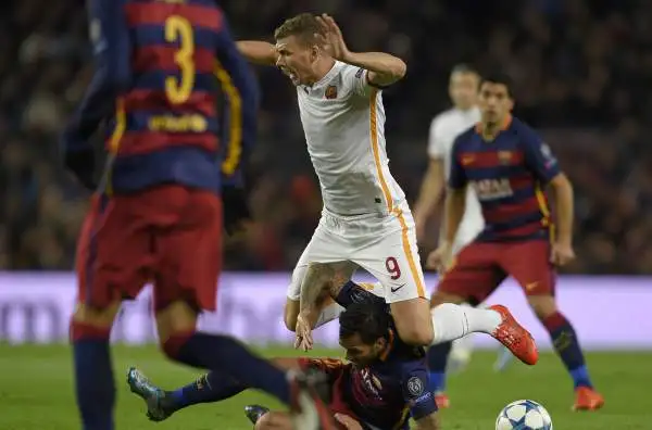 Dzeko 4,5. Sbaglia una clamorosa occasione in avvio, poi sparisce dal campo. Nel finale si guadagna un rigore ma lo sbaglia, poi segna la rete della bandiera.