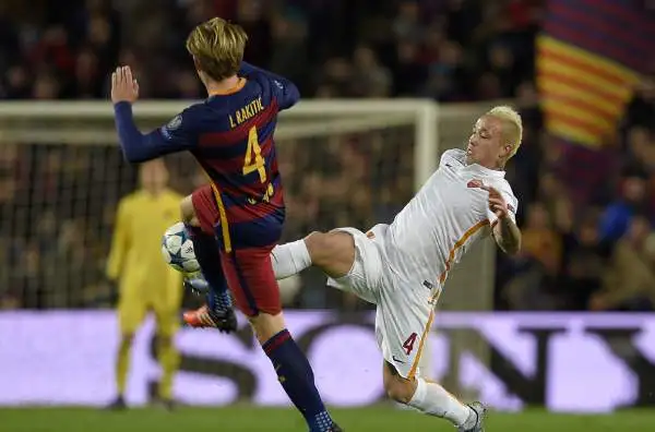 Nainggolan 4. Perde tutti i contrasti a centrocampo, appena il livello si alza il centrocampista belga, diga insuperabile in serie A, ne risente.