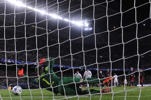 Ter Stegen 7. Para il rigore di Dzeko, poi non è quasi mai impegnato.
