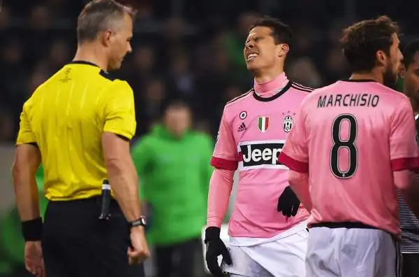 Hernanes 3. Per ora è solo un Profeta di sventure. E' lento, inadeguato dietro alle punte, avulso dal gioco. E in più si fa espellere, costringendo i suoi compagni a una partita difensiva.