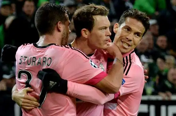 Lichtsteiner 7. Una favola a lieto fine. Poco più di un mese fa la grande paura per i problemi al cuore, ora la rete che scaccia la paura.