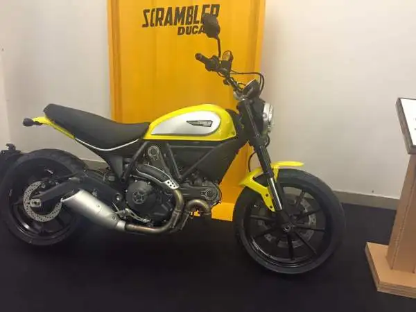 Dovizioso e Iannone presenti alla Ducati World Première 2016, l'evento in cui la Casa bolognese ha svelato le nuove proposte della gamma 2016 alla vigilia dell’apertura di EICMA 2015.