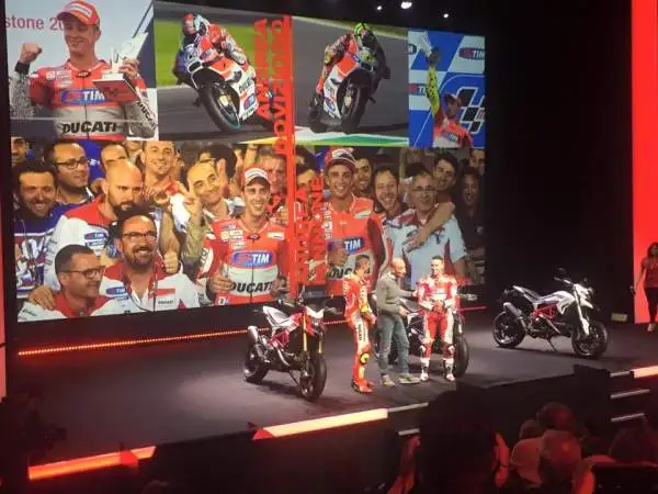 Dovizioso e Iannone presenti alla Ducati World Première 2016, l'evento in cui la Casa bolognese ha svelato le nuove proposte della gamma 2016 alla vigilia dell’apertura di EICMA 2015.