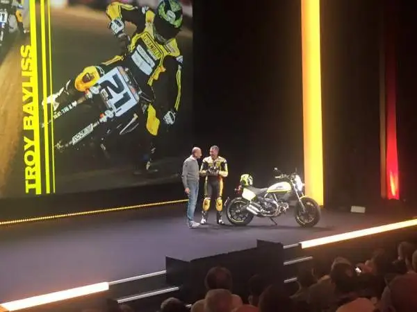 Dovizioso e Iannone presenti alla Ducati World Première 2016, l'evento in cui la Casa bolognese ha svelato le nuove proposte della gamma 2016 alla vigilia dell’apertura di EICMA 2015.
