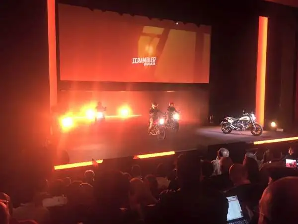 Dovizioso e Iannone presenti alla Ducati World Première 2016, l'evento in cui la Casa bolognese ha svelato le nuove proposte della gamma 2016 alla vigilia dell’apertura di EICMA 2015.