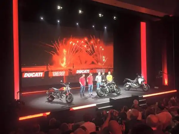 Dovizioso e Iannone presenti alla Ducati World Première 2016, l'evento in cui la Casa bolognese ha svelato le nuove proposte della gamma 2016 alla vigilia dell’apertura di EICMA 2015.