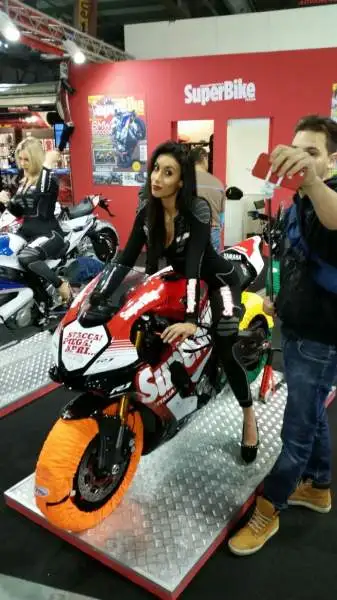 Le più importanti case motociclistiche hanno messo in mostra i loro modelli, con il pubblico che ha potuto vedere dal vivo anche i centauri che li guidano in pista e le bellissime modelle presenti.