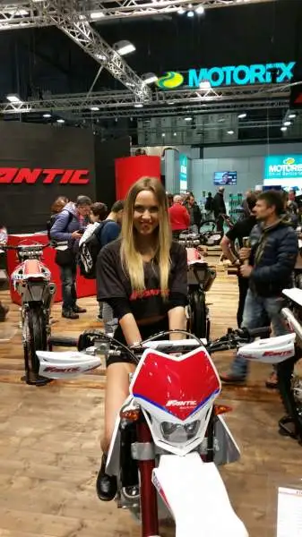 Le più importanti case motociclistiche hanno messo in mostra i loro modelli, con il pubblico che ha potuto vedere dal vivo anche i centauri che li guidano in pista e le bellissime modelle presenti.