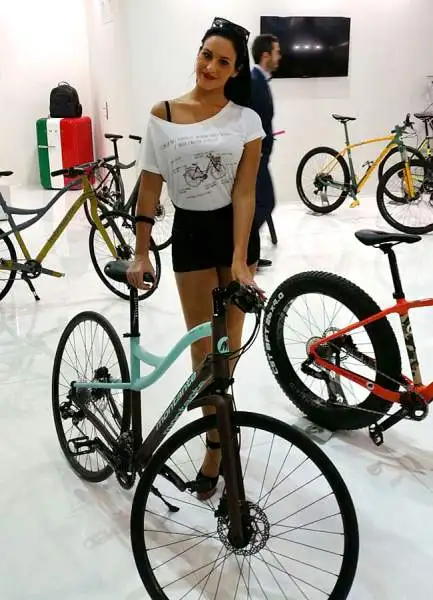 Le più importanti case motociclistiche hanno messo in mostra i loro modelli, con il pubblico che ha potuto vedere dal vivo anche i centauri che li guidano in pista e le bellissime modelle presenti.