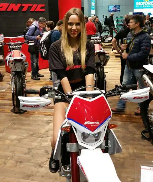Le più importanti case motociclistiche hanno messo in mostra i loro modelli, con il pubblico che ha potuto vedere dal vivo anche i centauri che li guidano in pista e le bellissime modelle presenti.