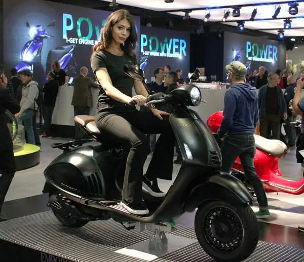 Le più importanti case motociclistiche hanno messo in mostra i loro modelli, con il pubblico che ha potuto vedere dal vivo anche i centauri che li guidano in pista e le bellissime modelle presenti.