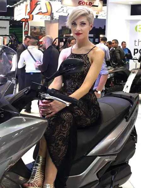 Le più importanti case motociclistiche hanno messo in mostra i loro modelli, con il pubblico che ha potuto vedere dal vivo anche i centauri che li guidano in pista e le bellissime modelle presenti.