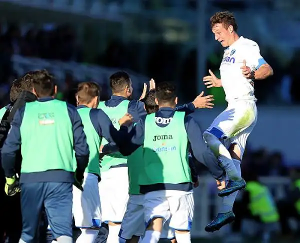 L'Empoli va avanti di due gol grazie a Livaja, partito in fuorigioco, e Buechel ma nella ripresa una doppietta di Kalinic regala il pareggio alla Fiorentina.