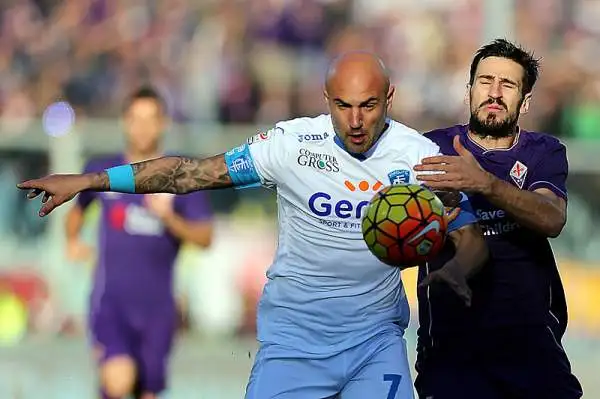 L'Empoli va avanti di due gol grazie a Livaja, partito in fuorigioco, e Buechel ma nella ripresa una doppietta di Kalinic regala il pareggio alla Fiorentina.